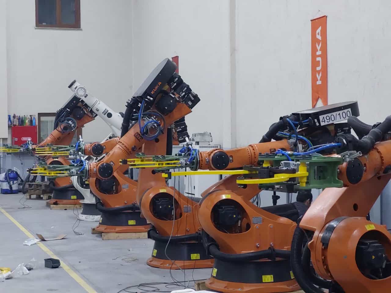 Rotosis atölyesinde sıralanmış endüstriyel robotlar