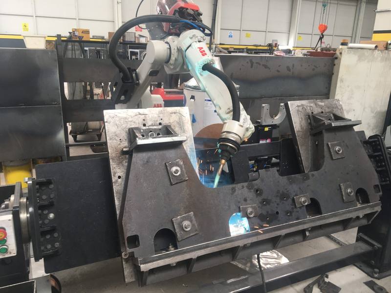 Pozisyoner ve sliderli robotlu kaynak istasyonu