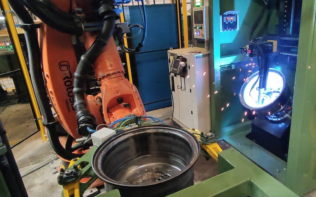 8 robotlu kaynak hücresiyle jant üretim hattı