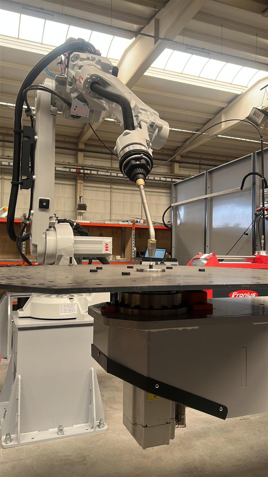 ABB-Roboter, Schweißbrenner und Positionierer