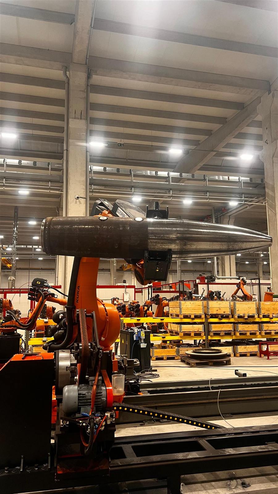 KUKA robot ile büyük çelik gövde işleme hücresi