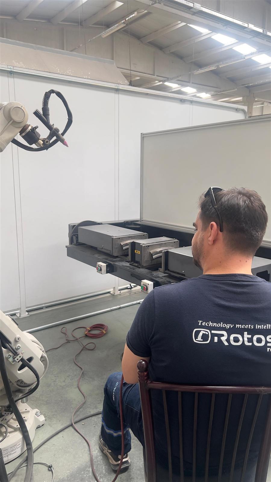 Ein Rotosis-Mitarbeiter bei der Programmierung eines ABB-Roboters