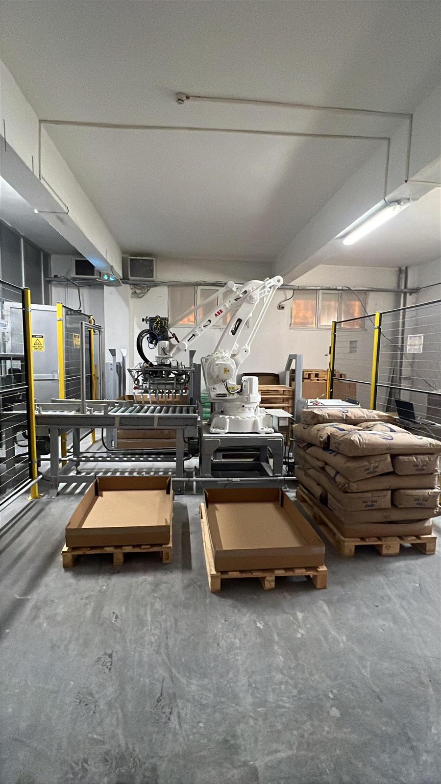 Süt tozu torbaları için ABB robotlu paletleme hücresi